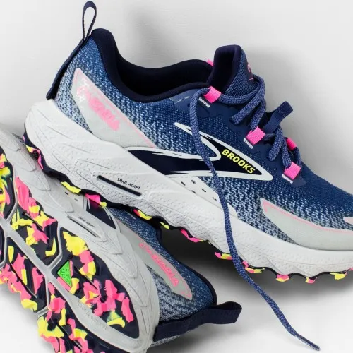 Brooks Cascadia 18 Oceana / Pearl Blue / Pink  Adventure on the agenda? Lace up the women's Cascadia 18 mountain trail-running s