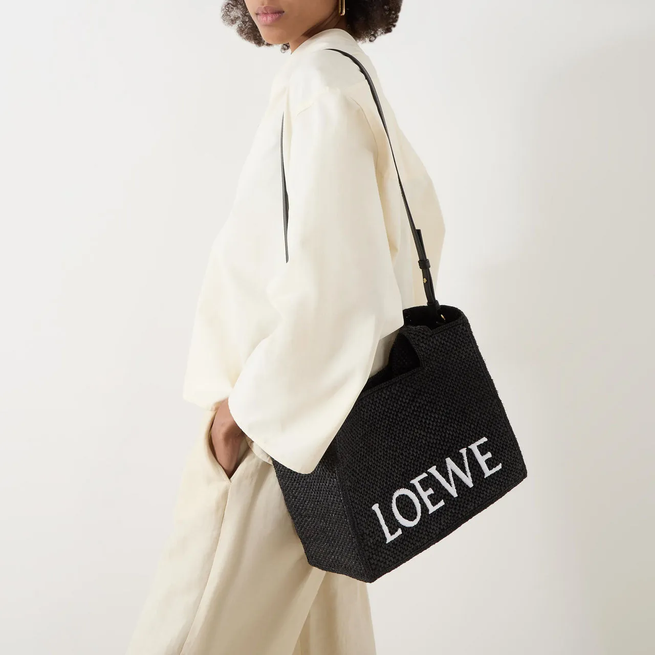 LOEWE PAULAS IBIZA 2024 Logo Font Medium Raffia Tote - Black